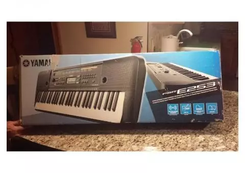 Yamaha E253 Keyboard